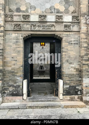 Yangzhou, Jiangsu, Cina. Ingresso alla residenza del XIX secolo di sale Merchant Lu Shaoxu, un patrimonio nazionale sito. Foto Stock