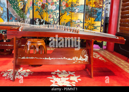 Yangzhou, Jiangsu, Cina. Guzheng, un Cinese tradizionale strumento a corda. Snello West Lake Park. Foto Stock