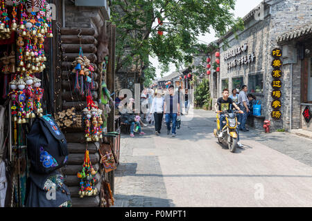 Yangzhou, Jiangsu, Cina. Dong Guan Scena di strada. Foto Stock