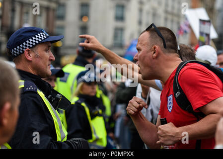 I sostenitori di Tommy Robinson, come l'EDL, hanno protestato a Londra per la sua liberazione. Un maschio bianco in Inghilterra camicia di calcio arrabbiato alla polizia Foto Stock