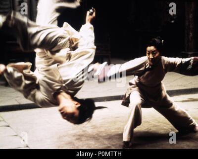 Pellicola originale titolo: WO HU CANG LONG. Titolo italiano: La tigre e il dragone. Regista: Ang Lee. Anno: 2000. Stelle: Ziyi Zhang; Michelle Yeoh. Credito: COLUMBIA TRI STAR / Album Foto Stock