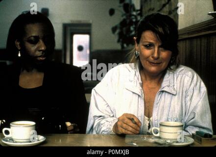 Pellicola originale titolo: Segreti & bugie. Titolo inglese: Segreti & bugie. Regista: Mike Leigh. Anno: 1996. Stelle: MARIANNE JEAN-BAPTISTE; Brenda Blethyn. Foto Stock