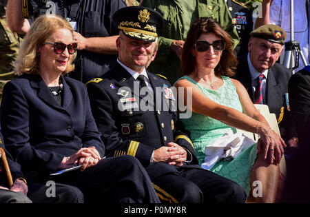 (Nella foto a sinistra a destra) Dwight Eisenhower's nipote Susan Eisenhower; Comandante generale degli Stati Uniti Esercito Europa Lt. Gen. Christopher G. Cavoli; e sua moglie Christine frequentare il primo anticipo sede del supremo alleato forza expeditionary Sede corona-cerimonia di posa 2 Giugno in Tournieres, Francia. Quest anno segna il 74º anniversario di Operation Overlord, l'invasione degli alleati in Normandia il 6 giugno 1944 -- più comunemente noto come D-Day. Un epico multinazionale e anfibio airborne funzionamento, D-Day creato partenariati e rafforzato i legami transatlantici che rimangono forti oggi. Ov Foto Stock