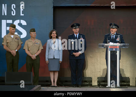 Durante la cerimonia di apertura per il 2018 Warrior giochi presso la Air Force Academy in Colorado Springs, Colo. Giugno 2, 2018. (DoD foto di EJ Hersom) Foto Stock