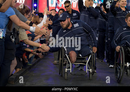 Team Navy entra cerimonie di apertura per il 2018 Warrior giochi presso la Air Force Academy in Colorado Springs, Colo. Giugno 2, 2018. (DoD foto di EJ Hersom) Foto Stock