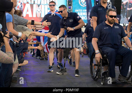 Team Regno Unito entra cerimonie di apertura per il 2018 Warrior giochi presso la Air Force Academy in Colorado Springs, Colo. Giugno 2, 2018. (DoD foto di EJ Hersom) Foto Stock