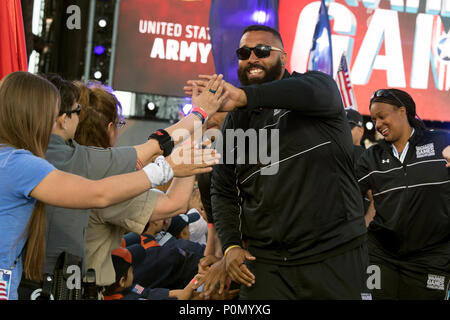 Esercito del team entra cerimonie di apertura per il 2018 Warrior giochi presso la Air Force Academy in Colorado Springs, Colo. Giugno 2, 2018. (DoD foto di EJ Hersom) Foto Stock