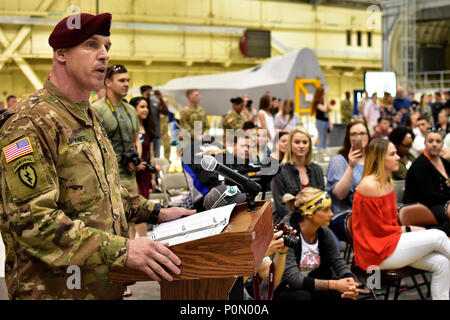 Col. Jason Jones, comandante della quarta brigata di fanteria combattere Team (airborne), XXV divisione di fanteria, accoglie quasi 400 paracadutisti home giugno 2 in corrispondenza del giunto di base del Elmendorf-Richardson Hangar 1 dopo il loro ritorno da un periodo di nove mesi di deployment in Afghanistan a sostegno della libertà di funzionamento di Sentinel. (Esercito foto/John Pennell) Foto Stock