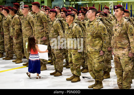 Alcuni membri della famiglia non potevo aspettare di dare il benvenuto a quasi 400 paracadutisti dalla quarta brigata di fanteria combattere Team (airborne), XXV divisione di fanteria home giugno 2 in corrispondenza del giunto di base del Elmendorf-Richardson Hangar 1 dopo il loro ritorno da un periodo di nove mesi di deployment in Afghanistan a sostegno della libertà di funzionamento di Sentinel. (Esercito foto/John Pennell) Foto Stock