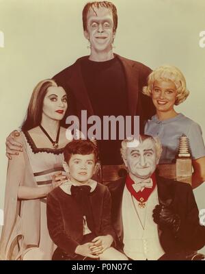 Pellicola originale titolo: IL MUNSTERS. Titolo inglese: il MUNSTERS. Anno: 1964. Stelle: YVONNE DE CARLO; FRED GWYNNE; BEVERLEY OWEN; BUTCH PATRICK; AL LEWIS. Credito: CBS/MCA/UNIVERSAL / Album Foto Stock