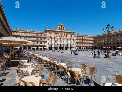 Salamanca, Spagna. Caffè in Plaza Mayor guardando verso il Municipio (Ayuntamiento), Salamanca, Castilla y Leon, Spagna Foto Stock