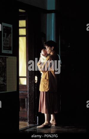 Pellicola originale titolo: La mano che le rocce la culla. Titolo italiano: la mano che le rocce la culla. Regista: Curtis Hanson. Anno: 1992. Stelle: ANNABELLA SCIORRA. Credito: BUENA VISTA / MCVAY, MATTREW / Album Foto Stock