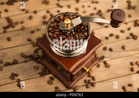 Foto di vintage caffè macinacaffè in legno sfondo sfondo vista da sopra. Foto Stock