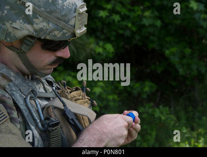 Spc. Matteo Ruben, un'eliminazione degli ordigni esplosivi membro del team con 718th Ordnance Company da Baunholder, Germania, alimenta una linea di detination cavo attraverso una bottiglia di acqua del tappo durante il 2018 Ordnance crogiolo a Fort A.P. Hill, Virginia, Giugno 5, 2018. EOD (l'eliminazione degli ordigni esplosivi) squadre sono valutate le operazioni e le attività associate necessarie per fornire supporto di EOD unificate per le operazioni di terra per eliminare e/o ridurre le minacce esplosiva . L'Ordnance crogiolo è progettata per testare il soldato' il lavoro di squadra e di competenze di pensiero critico come esse si applicano soluzioni tecniche ai problemi del mondo reale miglioramento r Foto Stock