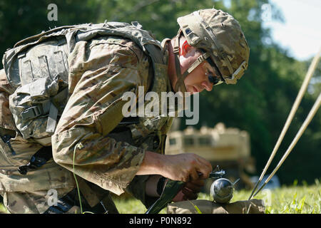 Il personale Sgt. Edward Monczynski, un esplosivi inesplosi disposizione team leader con il 718th Ordnance Company (EOD) da Camp Humphreys, Corea, prepara un esplosivo simulato per distacco sul sito del crash lane a Fort A.P. Hill, 6 giugno 2018. EOD squadre sono valutati sulle operazioni e le attività associate necessarie per fornire supporto di EOD unificate per le operazioni di terra per eliminare e/o ridurre le minacce di esplosivo. L'Ordnance crogiolo è progettata per testare il soldato' il lavoro di squadra e di competenze di pensiero critico come esse si applicano soluzioni tecniche ai problemi del mondo reale migliorando la disponibilità della forza. (U.S. Foto dell'esercito Foto Stock