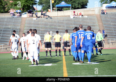 FORT BRAGG, N.C. (5 giugno 2018) Marine Corps e Air Force face off nel giorno due del 2018 le Forze Armate di uomini di calcio del campionato svoltosi a Fort Bragg, N.C. da 2-10 giugno, dotate di organi di servizio dall'esercito, Marine Corps, Marina (compresi Coast Guard) e forza dell'aria. (U.S. Navy foto di Lt. Dana Ayers/rilasciato) Foto Stock