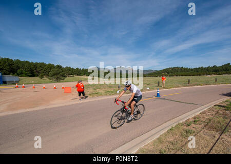 SOCOM SPC. Vairon Caicedo Ocampo compete nel ciclismo durante il 2018 DoD Warrior giochi presso l'U.S. Air Force Academy in Colorado Springs il 6 giugno 2018. Il guerriero i giochi sono un evento annuale, istituito nel 2010, per introdurre feriti e ammalati e feriti i membri del servizio di adaptive lo sport come un modo per migliorare il loro recupero e riabilitazione. (DoD Foto di Roger L. Wollenberg) Foto Stock