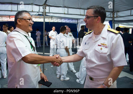 PUERTO PRINCESA, Repubblica delle Filippine (6 giugno 2018) posteriori Adm. Joey Dodgen, Vice comandante, U.S. 7 flotta, diritto, accoglie Victorino Socrates, Vice Governatore di Palawan, ad un ricevimento a bordo della USNS Millinocket (T-EPF 3). Più di quaranta membri della 7a flotta personale sono attualmente intrapreso Millinocket visitare Puerto Princesa durante un U.S. 7 teatro della flotta la cooperazione in materia di sicurezza patrol. (U.S. Foto di Marina di Massa lo specialista di comunicazione 2a classe Chase Hawley/rilasciato) Foto Stock