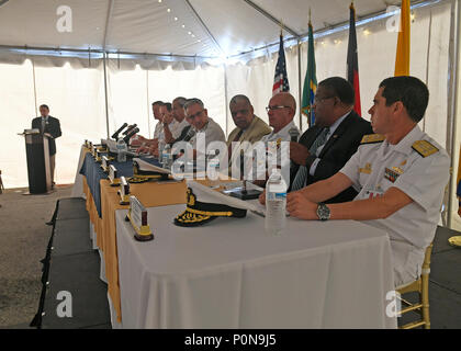 La United States Fourth Fleet è una flotta numerata della United States Navy responsabile delle forze navali nei Caraibi, in America centrale e in Sud America. Il 10th Anniversary Symposium si è tenuto il 1 giugno 2018 presso la Naval Station Mayport, Florida, per discutere l'interoperabilità e la storia delle missioni. L'immagine di archivio documenta una sessione di panel durante l'evento commemorativo. Foto Stock
