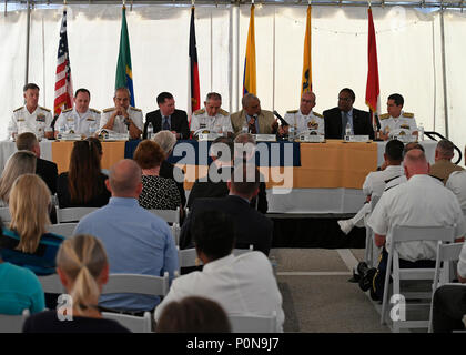 U.S. Navy Rear Admiral (ritirato) partecipa come membro del comitato durante il Simposio per il decimo anniversario della flotta degli Stati Uniti tenutosi a Mayport, Florida, il 1 giugno 2018. La U.S. 4th Fleet è una flotta numerata della United States Navy responsabile delle operazioni navali nei Caraibi, in America centrale e in Sud America. L'immagine d'archivio documenta una discussione formale sull'interoperabilità navale e sulla storia delle missioni della flotta durante l'evento dell'anniversario. Foto Stock