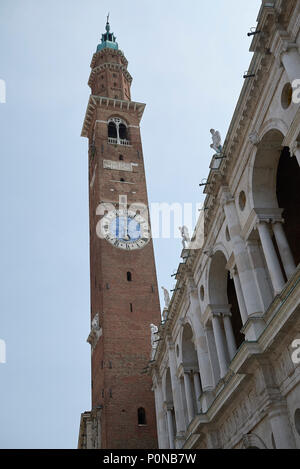 Vicenza, Italia - 26 Maggio 2018 : Vista della Basilica Palladiana e la Torre Bissara Foto Stock