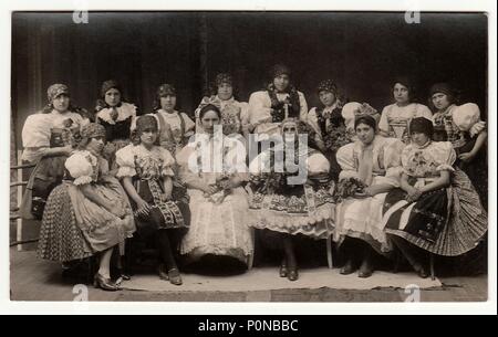 HODONIN, la Repubblica cecoslovacca, 1927: Vintage mostra fotografica di ragazze in costumi folcloristici, circa 1927. Foto Stock