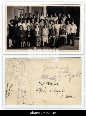 HODONIN, la Repubblica cecoslovacca, circa 1927: anteriore e posteriore della foto d'epoca. La foto mostra un gruppo di ragazze (compagni di classe) nel corridoio della scuola e le loro firme, circa 1927. Foto Stock