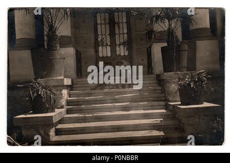 KLOBUSICE, la Repubblica cecoslovacca, luglio 23, 1925: Vintage foto mostra le piccole bambine sedersi sulle scale di fronte alla villa, il 23 luglio 1925. Foto Stock