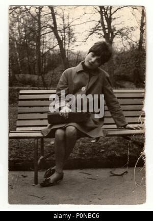 LA REPUBBLICA SOCIALISTA CECOSLOVACCA, CIRCA 1960s: Foto d'epoca mostra una giovane donna seduta su una panchina, circa 1960s. Foto Stock