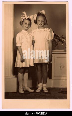 HODONIN, la Repubblica cecoslovacca, circa 1945: una foto vintage delle giovani ragazze - la prima santa Comunione. Foto con la tinta del colore, circa 1945. Foto Stock