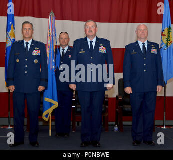 Il Mag. Gen. Randall Ogden, Quarto Air Force commander, Col. Douglas Gullion, 507th Air Refuelling Wing Commander in uscita e Col. Richard Heaslip, 507th ARW comandante in arrivo, preparare per eseguire una modifica del comando cerimonia Giugno 3, 2018 a Tinker Air Force Base, Okla. Master Chief Sgt. David Dickson, 507th comando ARW chief, servita come l'ala portabandiera durante la cerimonia. (U.S. Air Force foto/Tech. Sgt. Samantha Mathison) Foto Stock