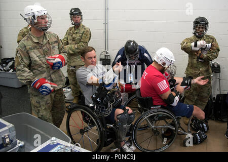 I soldati e i membri del team Navy abito per una mostra di sled hockey gioco presso la Air Force Academy in Colorado Springs, Colo. Giugno 7, 2018. (DoD foto di EJ Hersom) Foto Stock