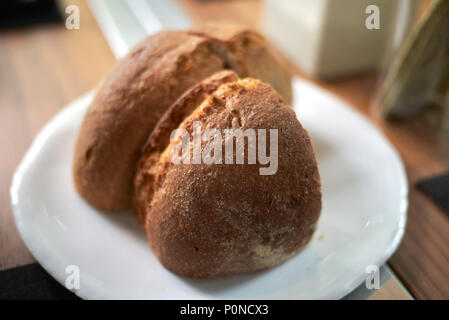 In casa le fette di pane Foto Stock