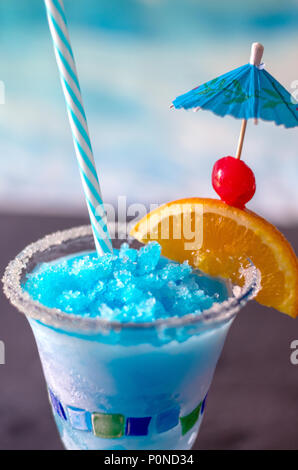 Primo piano di un delizioso drink congelati chiamato una balena blu, con ghiaccio, la limonata, citrus vodka e curacao blu Foto Stock