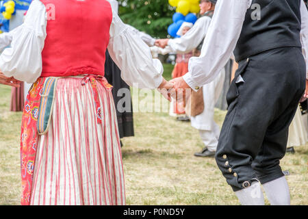 Irriconoscibile popolo svedese di danza folk dance durante la celebrazione della festa nazionale nel Parco Olai di Norrkoping. Foto Stock