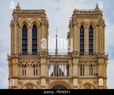 Vista ravvicinata delle torri della cattedrale di Notre Dame a Parigi. Foto Stock