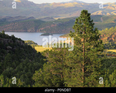 Sponda meridionale del Flaming Gorge serbatoio e Ponte della US Highway 191 andando a olandese John, Utah vicino al confine del Wyoming Foto Stock