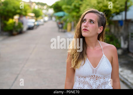 Giovane bella ispanica donna turistiche nelle strade all'aperto Foto Stock