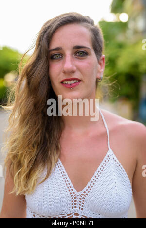 Giovane bella ispanica donna turistiche nelle strade all'aperto Foto Stock