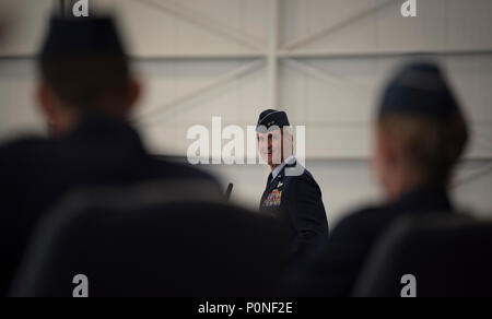 Il Mag. Gen. Peter Gersten, U.S. Air Force Warfare Center commander, parla a Briga. Gen. Jeannie Leavitt, in uscita 57th Wing Commander, e Robert Novotny, incoming 57th WG commander, durante la modifica del comando cerimonia alla Nellis Air Force Base in Nevada, Giugno 8, 2018. La missione primaria del 57th ala è di favorire i professionisti innovativi leader advanced, realistica, multi-dominio formazione centrata sulla vincita di fascia alta lotta. (U.S. Air Force foto di Airman 1. Classe Andrew D. Sarver) Foto Stock