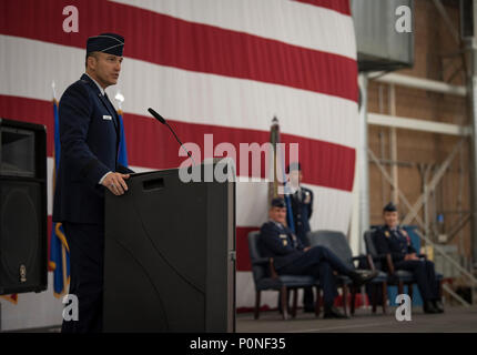 Brig. Gen. Robert Novotny, 57th Wing Commander, parla durante la 57th WG modifica del comando cerimonia alla Nellis Air Force Base in Nevada, Giugno 8, 2018. La 57th WG è la più diversificata flying wing della Air Force. (U.S. Air Force foto di Airman 1. Classe Andrew D. Sarver) Foto Stock