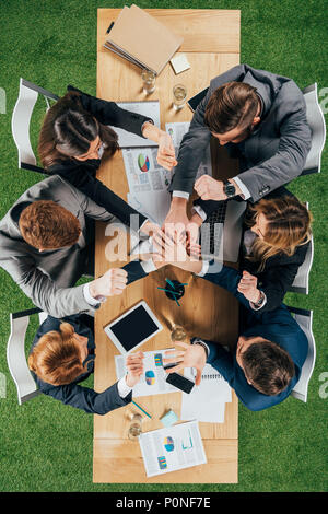 Vista dall'alto di partner commerciali a tavola in office, imprenditori teamwork collaborazione concetto di relazione Foto Stock