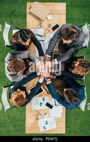 Vista dall'alto di partner commerciali a tavola in office, imprenditori teamwork collaborazione concetto di relazione Foto Stock