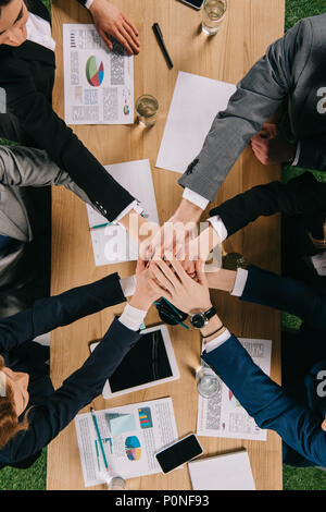 Vista ritagliata della business partner a tavola in office, imprenditori teamwork collaborazione concetto di relazione Foto Stock