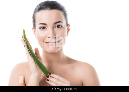 Bellissima ragazza con foglia di aloe vera e guardando la telecamera isolato su bianco Foto Stock