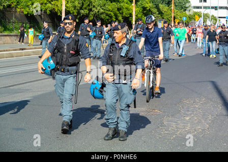 La polizia italiana i funzionari al Gay Pride 2018, Roma, Italia Foto Stock