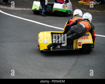 Numero 20, Gordon Shand / Frank Claeys, sidecar pilota e passeggero, Isle of Man TT 2018. Tourist Trophy la gara su strada, corso di montagna Foto Stock