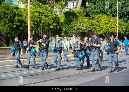 La polizia italiana i funzionari al Gay Pride 2018, Roma, Italia Foto Stock