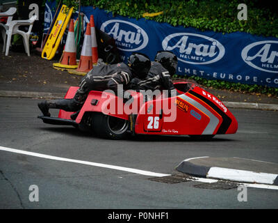 Numero 26, Howard Baker / Mike Killingsworth, sidecar pilota e passeggero, Isle of Man TT 2018. Tourist Trophy la gara su strada, corso di montagna Foto Stock