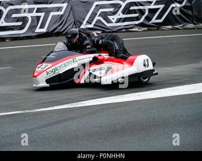 Numero 43, Paolo Leglise / Ben McBride, sidecar pilota e passeggero, Isle of Man TT 2018. Tourist Trophy la gara su strada, corso di montagna Foto Stock